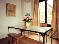 Salle à manger avec table en verre et en métal