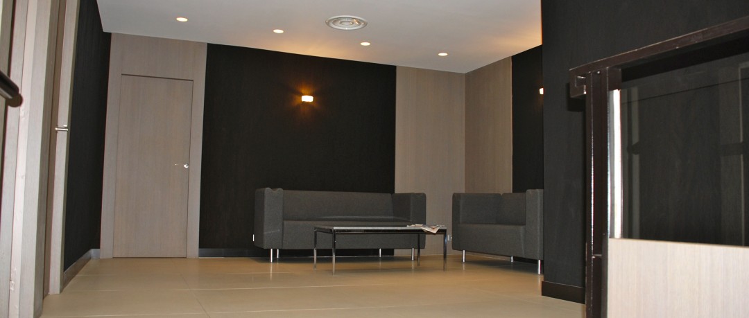 Salle d'attente avec espace canapés