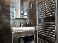 Salle de bain avec carrelage effet métallisé