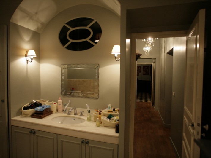 Salle de bain avec lavabo encastré dans le mur