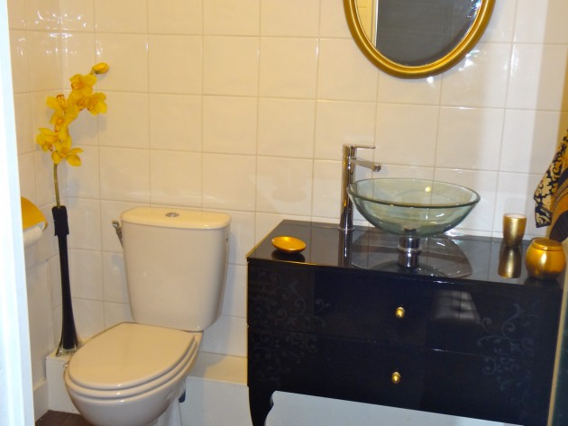 Salle de bain avec meuble lavabo laqué noir