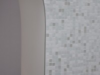 Salle de bain avec mosaïque dans les tons blanc et gris