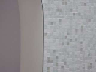 Salle de bain avec mosaïque dans les tons blanc et gris
