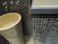 Salle de bain avec mosaïque en cimaise
