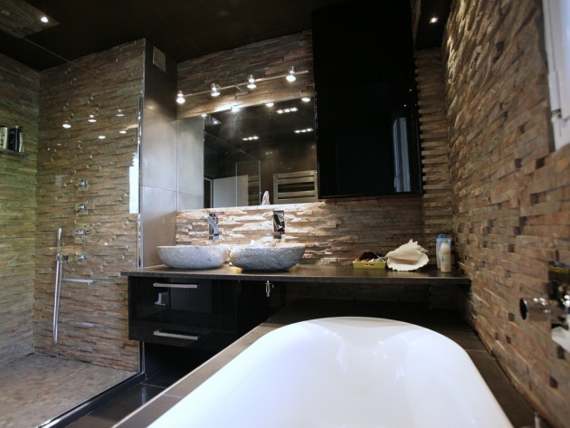 Salle de bain avec mur en pierre