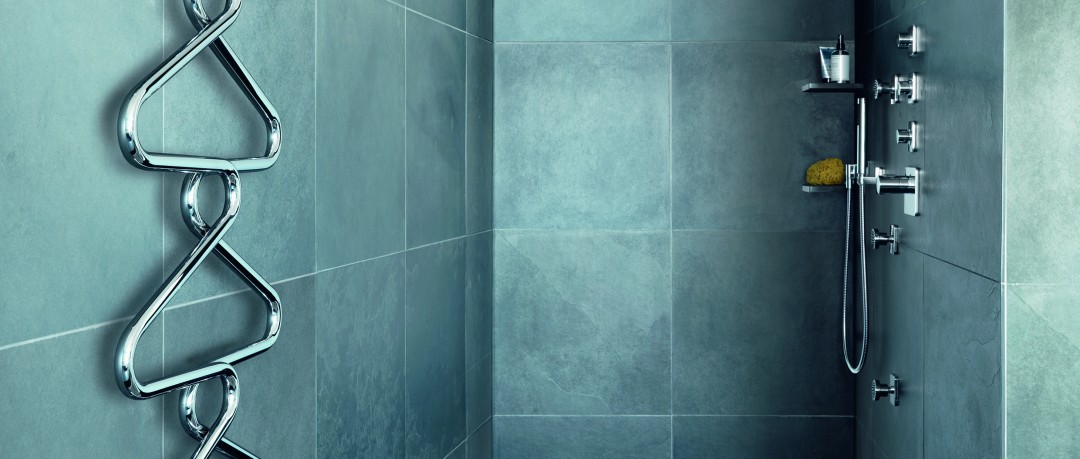 Salle de bain avec porte serviette cintre