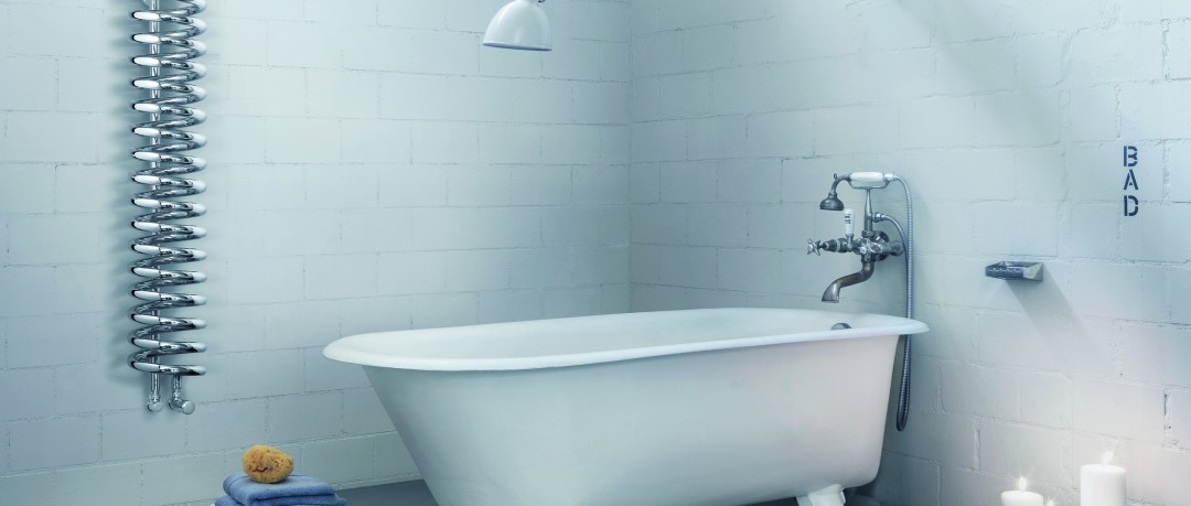 Salle de bain blanche avec radiateur spiral design