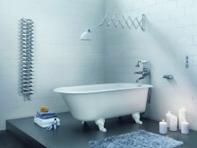 Salle de bain blanche avec radiateur spiral design