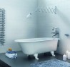 Salle de bain blanche avec radiateur spiral design