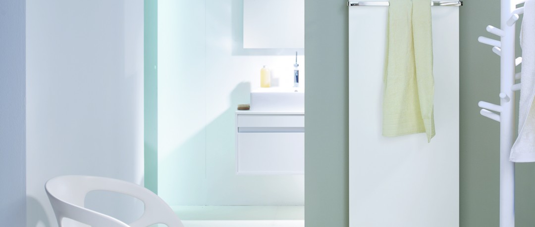 Salle de bain blanche avec sèche-serviette design