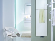 Salle de bain blanche avec sèche-serviette design