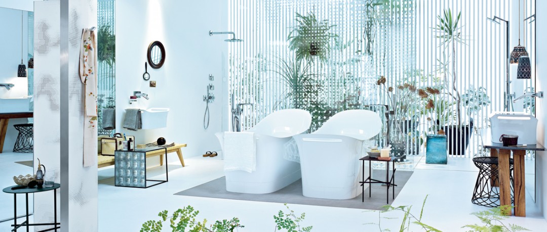 Salle de bain blanche moderne et naturelle