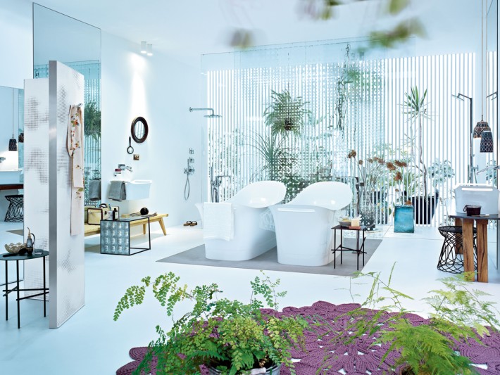 Salle de bain blanche moderne et naturelle