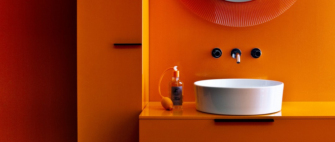 Salle de bain colorée avec miroir et vasque de forme ronde