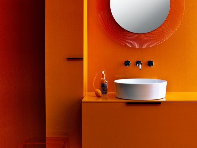 Salle de bain colorée avec miroir et vasque de forme ronde