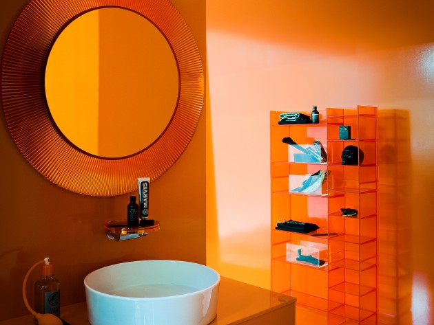 Salle de bain colorée avec miroir et vasque de forme ronde