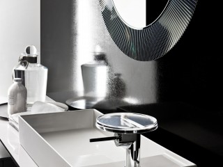 Salle de bain design avec miroir rond décliné ici en noir