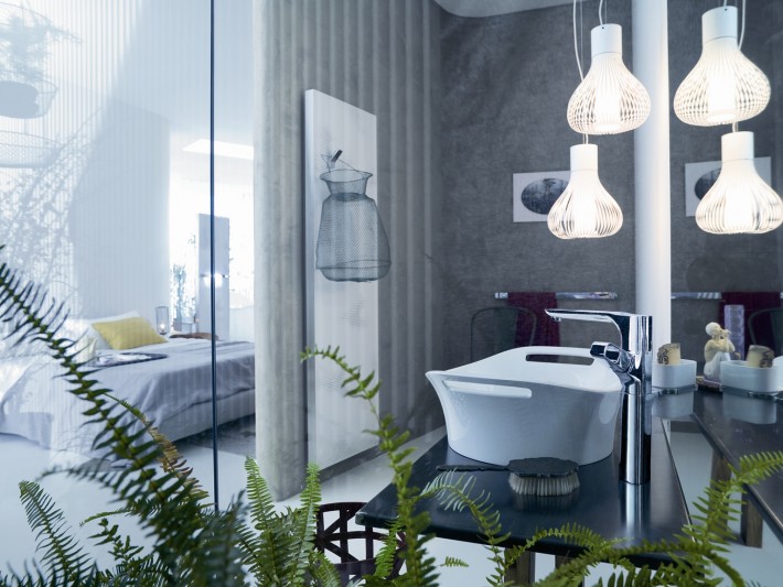 Salle de bain design avec suspension luminaire originale