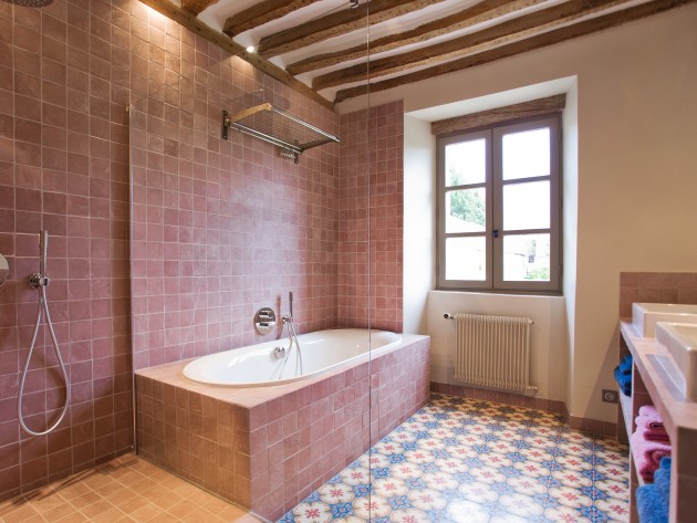 Salle de bain en carrelage de deux motifs différents