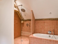 Salle de bain en carrelage de deux motifs différents