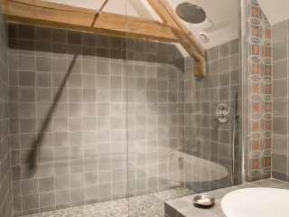 Salle de bain grise au deux carrelages