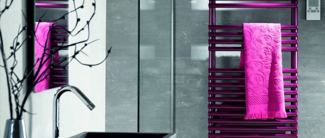 Salle de bain grise et fushia