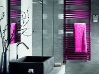 Salle de bain grise et fushia