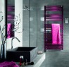 Salle de bain grise et fushia