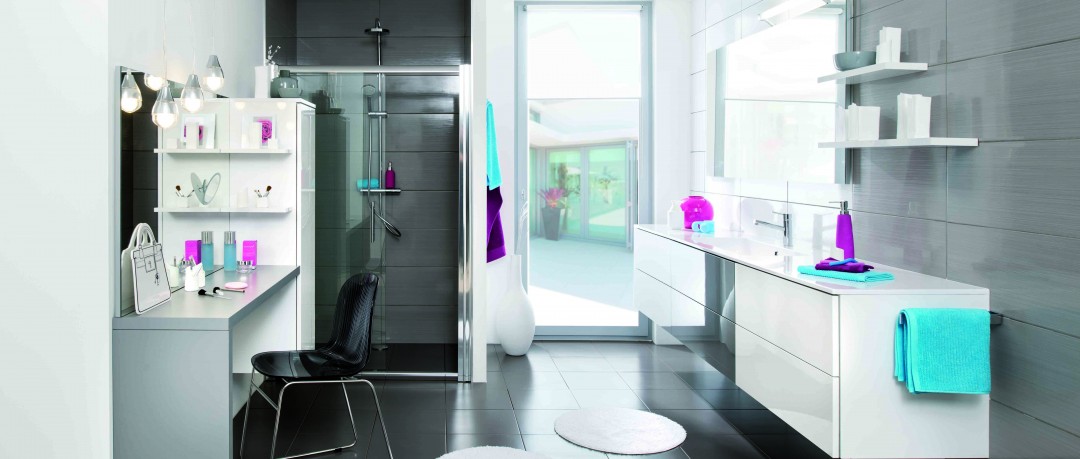 Salle de bain moderne aux carrelage de trois coloris