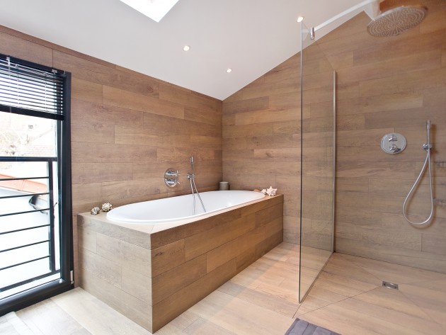 Salle de bain moderne recouverte de planche en bois clairs
