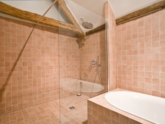 Salle de bain recouverte de carrelage