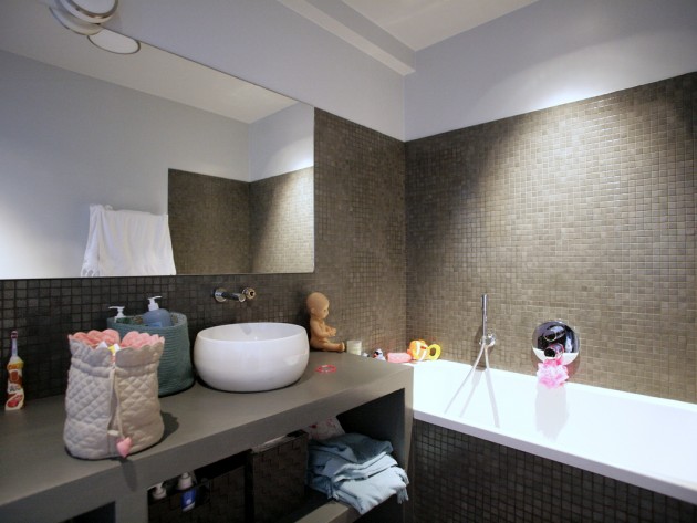 Salle de bains avec petits carreaux de carrelage gris