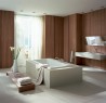 Salle de bains contemporaine avec mur en bois