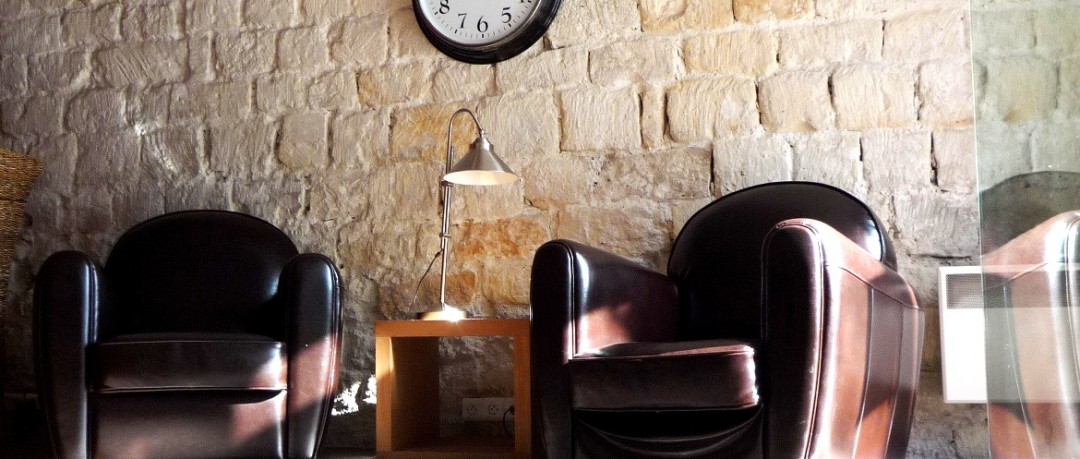 Salle de réception avec un mur en pierres