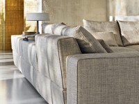 Salon avec canapé d'angle en tissu gris et beige