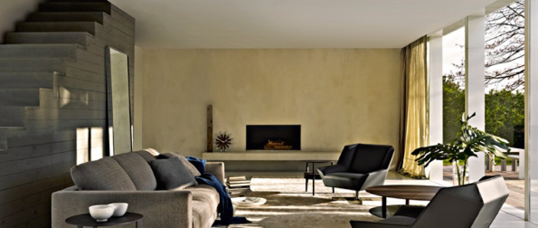 Salon avec fauteuil géométrique et canapé en tissu