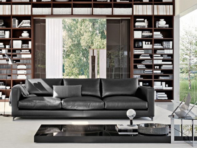 Salon avec grande bibliothèque en bois et canapé en cuir