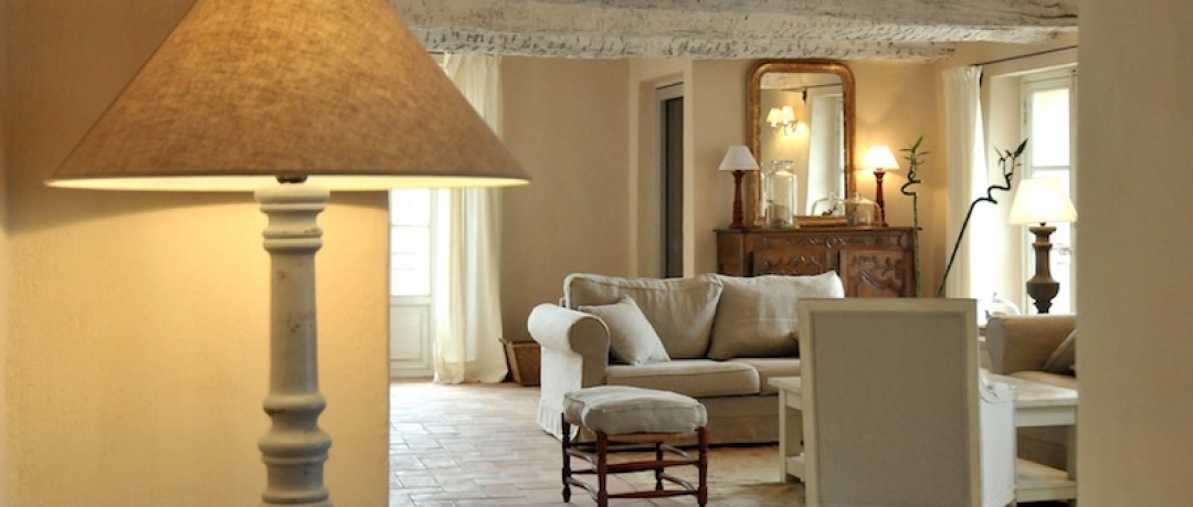 Salon avec poutres apparentes