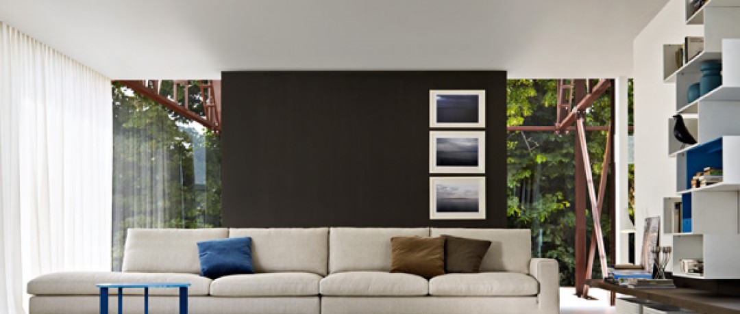 Salon contemporain avec canapé en tissu blanc