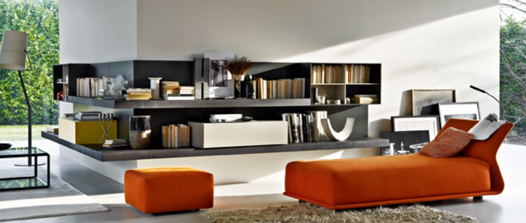 Salon contemporain avec canapé en tissu orange