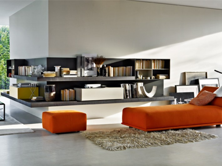 Salon contemporain avec canapé en tissu orange