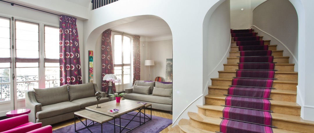 Salon contemporain avec grand escalier en bois