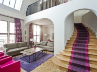 Salon contemporain avec grand escalier en bois