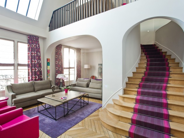 Salon contemporain avec grand escalier en bois