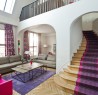 Salon contemporain avec grand escalier en bois