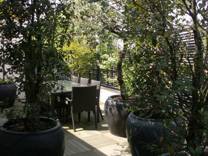 Salon de jardin en verre et résine tressée