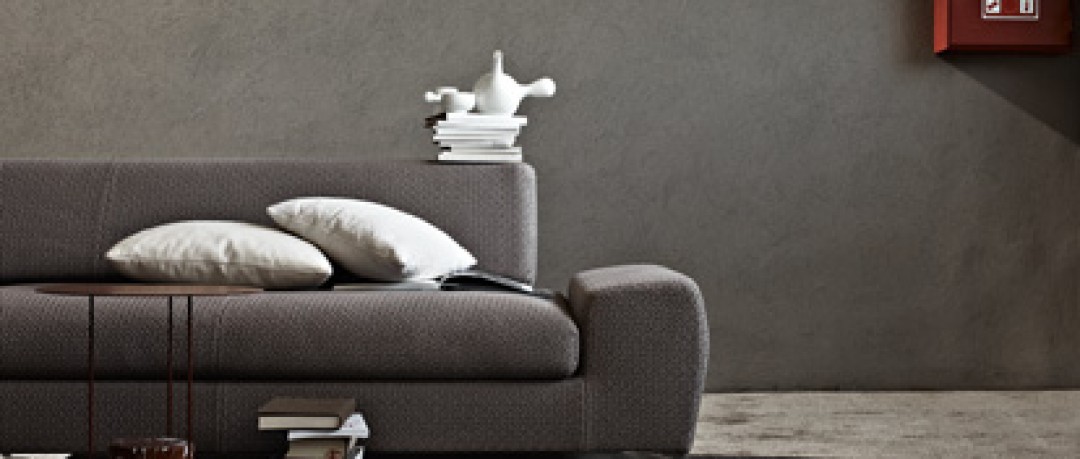 Salon gris avec canapé en tissu et ses coussins