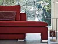Salon gris avec canapé en tissu rouge vif