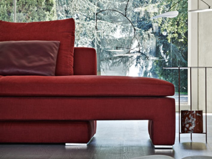 Salon gris avec canapé en tissu rouge vif