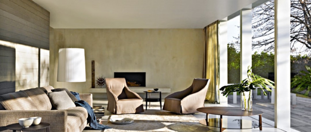 Salon lumineux avec fauteuils en cuir marron